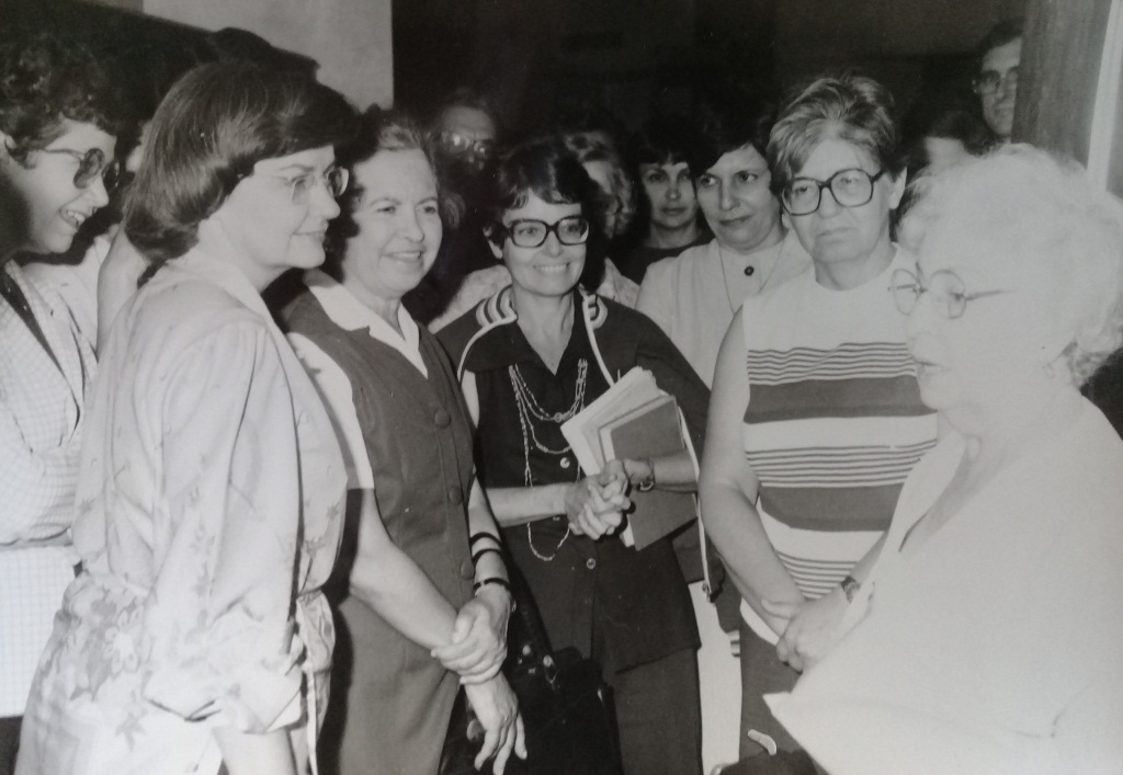 Foto de Homenaje realizado en la Biblioteca Nacional José Martí a la doctora Hortensia Pichardo (primera a la derecha) en su 80 cumpleaños, enero de 1984. Colección de fotografías BNJM.